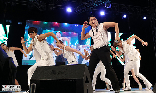 PSY brngs Gangnam Style to Beverly Hills