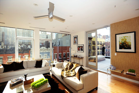 Manhattan apartment prices continue to fall