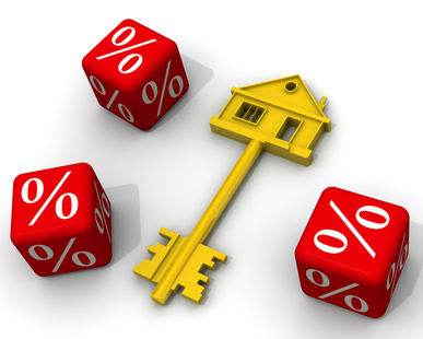 Ипотека Ключ от дома и красные кубики с процентами