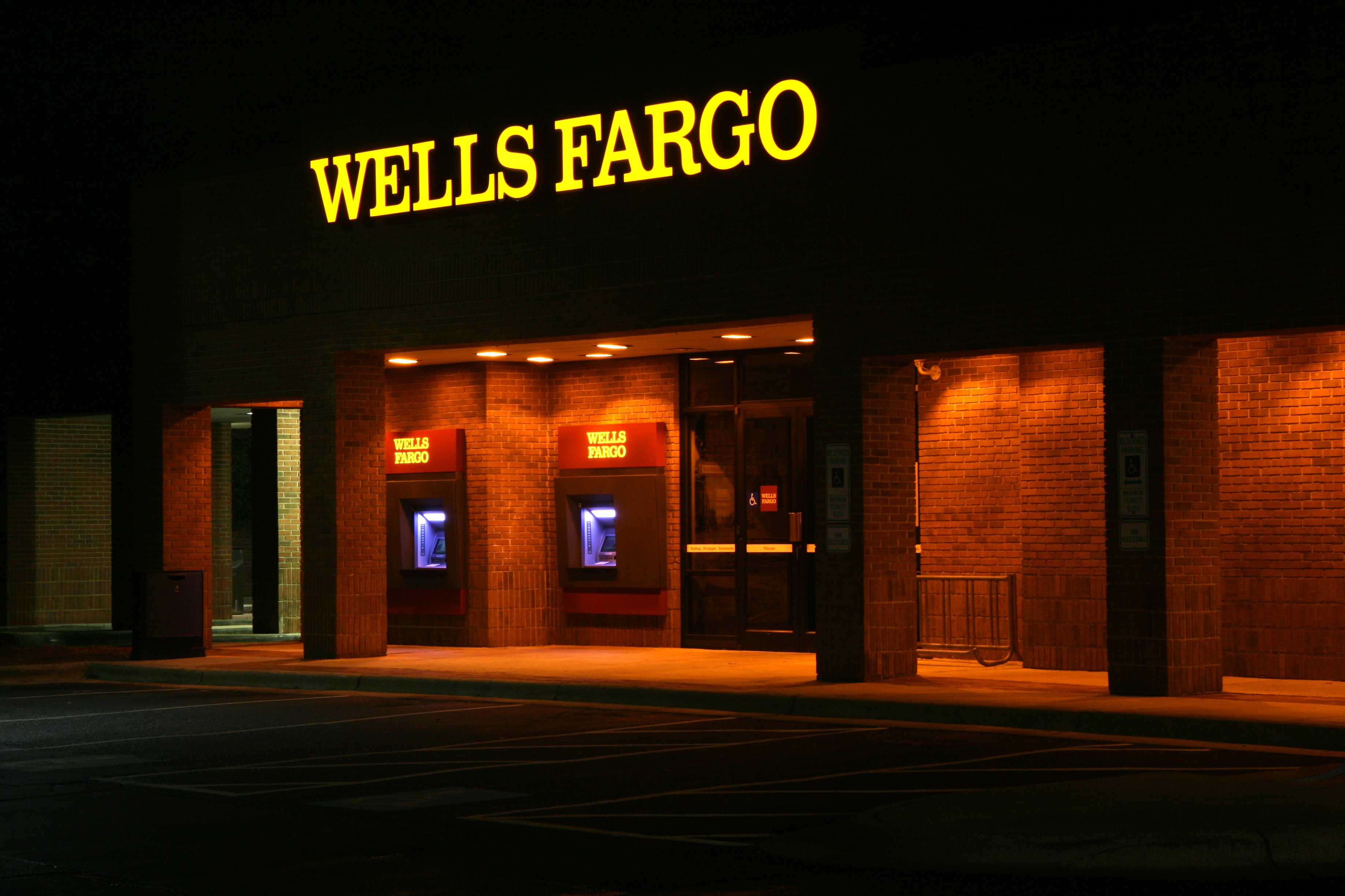 2011 11 22 Wells Fargo ATMs lit at night