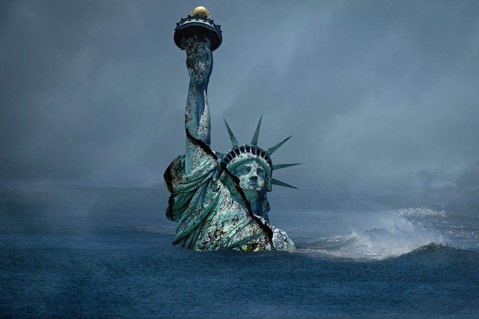 a sinking statue of liberty 5201415 960 720